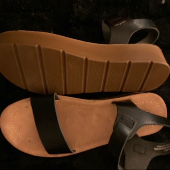 Solid Faux Leather Round Toe Flat Sandals - Picture 2 of 3